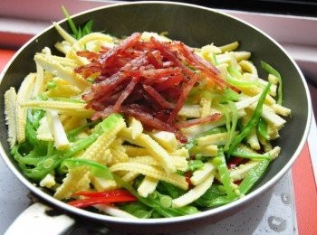 step11: 最後放入豬肉乾條均勻攪拌拌炒