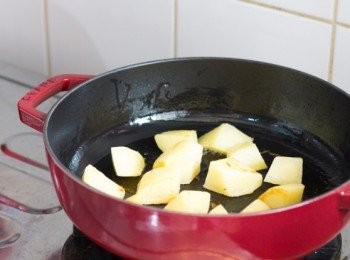 step4: 開始煮食前，<a href="https://bit.ly/3zHU5V3" target="_blank" data-keyword="雞翼" class="guide-link"><strong>雞翼</strong></a> <span style="display:inline-block;vertical-align:middle;margin-top:-3px;color:initial;border-radius:3px;padding:2px 3px;font-size:12px;line-height:14px;background:#87d300;color:#fff;">即買</span> 加入生油拌勻
薯仔浸過 10 分鐘後隔水印乾，開中大火燒熱鍋子，下油，油熱後下薯仔煎至表面金黃色後盛起備用