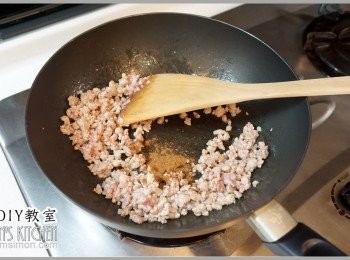 step2: 接著放入五香粉及糖一起翻炒均勻。