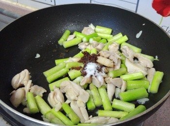 step4: 下XO醬及汁料兜勻