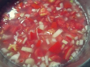 step3: 米洗淨後倒入水or高湯一匙食用油和番茄洋蔥 番紅花粉 放電鍋外杯加兩杯水