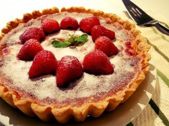 step4: 將準備的莓果類水果鋪入塔盤裡，再倒入內餡，放入烤箱烤約40分鐘，或是內餡已烤熟的狀態即完成！等到水果塔完全冷卻後再脫模。最後隨自己喜好來設計，灑上糖霜，鋪上草莓，再插上一小片新鮮薄荷葉，美麗又好吃的堅果藍莓塔就完成囉！