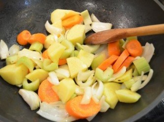 step6: 然後加入西芹、馬鈴薯和紅蘿蔔拌炒約2分鐘。（蘆筍和白蘑菇先不加入，否則會煮到軟爛。）