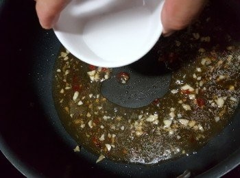 step7: 將半茶匙生粉加1湯匙水拌勻,加入<span class="group_3">醬汁料</span>中將<span class="group_3">醬汁料</span>煮成略為杰身