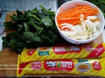 step1: 材料預備：

1. 韓國粉絲以水浸軟，放入滾水中煮6分鐘。
2. 煮熟的粉絲放冰水中浸10分鐘涼卻，再盛起備用。
3. 紅蘿蔔及洋蔥洗淨後切絲，雞蛋打勻成蛋液備用。