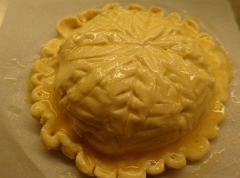 step1: 將<span class="group_1">食材</span>混合後填入起酥,用小刀在起酥上畫上花紋再進烤箱烤,即可