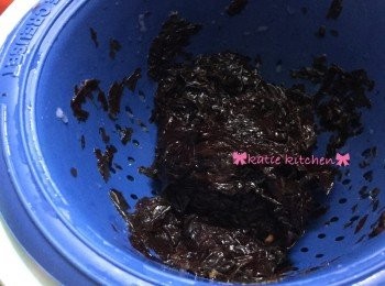 step2: 紫菜用白鑊略烘熱，再沖水去雜質後瀝乾備用
