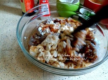 step2: 布包豆腐用手弄碎再放入大碗內 , 再加入鯪魚肉 , 雞蛋及調味料拌勻