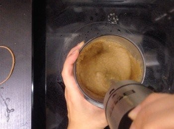 step2: 之後先把栗子放入攪拌機，再把煮栗子水量一量看看煮時蒸發了多少，再用清水加至250ml後，倒入攪拌機一起用打成蓉，