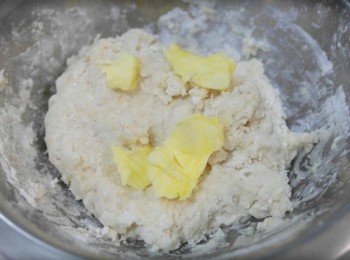 step4: 加入過篩的1/3高筋麵粉及鹽攪拌混和~~ 接著倒入所有的麵粉充分混合!!! 加入奶油仔細揉捏~~