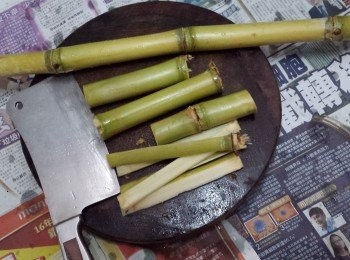 step5: 竹蔗刷洗表面，用刀切段再切條