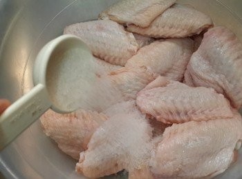 step2: 倒入1湯匙粗鹽，將<a href="https://bit.ly/3zHU5V3" target="_blank" data-keyword="雞翼" class="guide-link"><strong>雞翼</strong></a> <span style="display:inline-block;vertical-align:middle;margin-top:-3px;color:initial;border-radius:3px;padding:2px 3px;font-size:12px;line-height:14px;background:#87d300;color:#fff;">即買</span> 按摩均勻，按摩至粗鹽溶化，此步驟可去除雞中翼雪藏味)