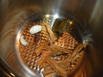 step3: 倒入昆布柴魚高湯與昆布乾,蓋鍋蓋加壓20秒鐘,熄火待洩壓.