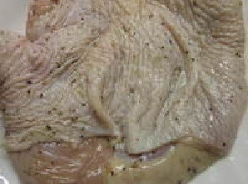 step3: 煮蔾麥的同時先來醃雞肉,將兩面均勻抹上米酒及蒜味胡椒塩(或用蒜粉+塩+黑胡椒取代),小黃瓜.洋蔥.蕃茄切成適當大小