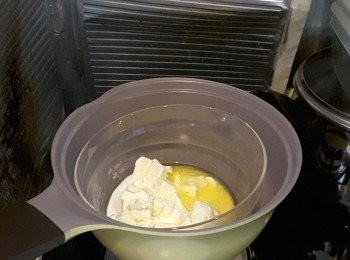 step1: 忌廉芝士與、牛奶、牛油一同坐溶拌至順滑
