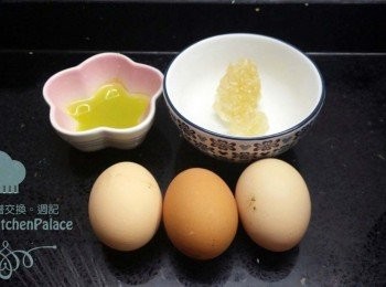 step1: 1.      將水同冰糖煮溶，再歎涼冰糖水
2.      把放置薑汁燉蛋的器皿/小碗預先蒸熱
3.      把薑批皮磨成薑汁
4.      3隻雞蛋完全發勻，將薑汁和雞蛋液倒入冰糖