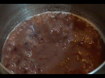 step5: 將紅豆蓉和水放入小鍋，以小火加熱至微滾。
