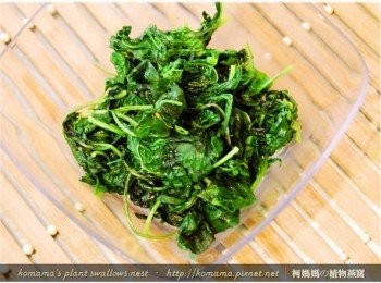 step4: 把川燙後的龍葵，瀝乾水分後，直接放入碗中。