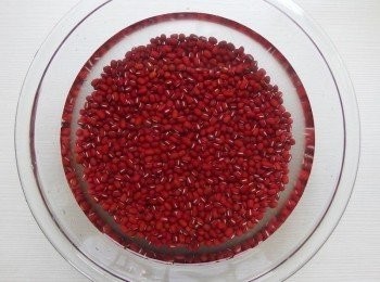 step2: 紅豆先泡水一晚或6-8小時。