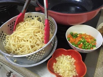 step8: 將意粉瀝乾，若太乾身放置太耐會黏在一起，可以加少許橄籃油攪均，雜豆洗沖瀝乾，蒜蓉切碎