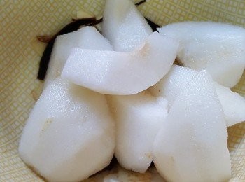step4: 加入陳皮，南杏，鴨梨肉和梨汁，