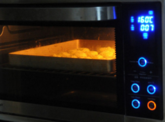 step7: 放入預熱好的烤箱，160度烤20分鐘至表面變黃即可，出爐冷卻後保存。