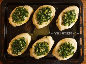 step10: 將青蔥均勻的鋪在麵團上面，並把麵包放入預熱好190度的烤箱中烤約18分鐘。