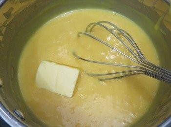 step11: 碗內的材料開始濃稠時，把牛油也加入煮溶攪拌