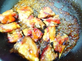 step4: 大火煮滾後~小火慢慢收汁~視排骨的軟度~(有網友建議起鍋前加點檸檬汁可提出柳丁的香氣~不防一試唷~)