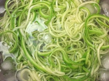 step3: 撈起放進冰水內可保持翠玉瓜翠綠爽脆
隔水備用