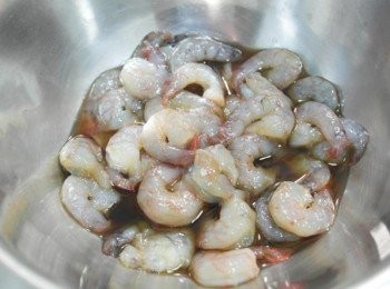 step1: 首先將蝦仁及醃料混合~~醃約15分鐘^^