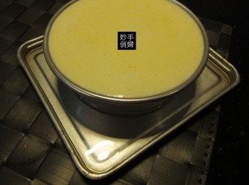 step3: 接下來把打到假性發泡的蛋白加入拌勻好的奶油乳酪裡面繼續拌勻,
拌勻一定要輕柔,但是要充分混和,因為發泡過的蛋白是要保留小氣泡在蛋糕糊裏,千萬不要太大力地攪拌喔~
找個小蛋糕模型,在底部鋪上錫箔紙或是隔離紙並在整個模具裡刷上奶油
把混合好的蛋糕湖原料倒入,接著對著桌面輕輕地敲個幾下,讓底部的氣泡是均勻的分布,並且有包覆完整的模具