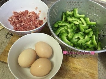 step1: 涼瓜沖洗後切開, 中間米白色部份可用手指或匙去籽及囊, 再切薄片, 瘦肉用醃料醃約半小時備用, 雞蛋打均加少許鹽及麻油