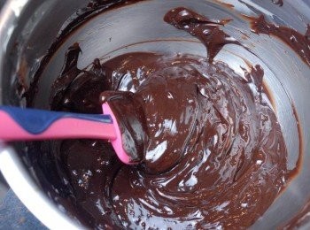 step5: 逐少加入 [步驟二] 的巧克力漿拌勻，再下雞蛋拌勻