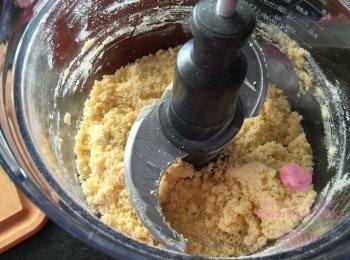 step1: 將麵粉、牛油、糖用食物處理器( Food Processer) 打均