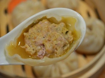 step20: 小籠包配上薑絲及香醋同吃，更加滋味，口感更清爽，還有提升食慾的效果。