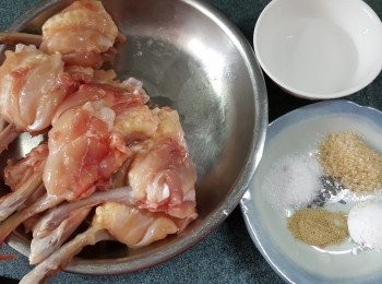 step4: 再用醃<a href="https://bit.ly/3zHU5V3" target="_blank" data-keyword="雞翼" class="guide-link"><strong>雞翼</strong></a> <span style="display:inline-block;vertical-align:middle;margin-top:-3px;color:initial;border-radius:3px;padding:2px 3px;font-size:12px;line-height:14px;background:#87d300;color:#fff;">即買</span> 料:鹽半茶匙,砂糖1茶匙,白胡椒粉1/4茶匙,生粉1茶匙,水1湯匙拌勻後,加入煮食油大半湯匙拌勻,醃15分鐘以上待用