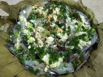 step6: 再灑上少許蔥粒及蒜蓉, 再將荷葉鋪上, 用牙纖固定, 再蓋上竹籠蓋, 大火蒸8-10分鐘