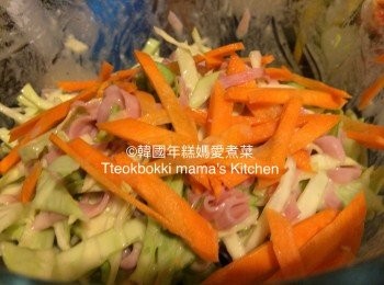 step1: 將甘筍、火腿和椰菜切絲放入大碗內，加入水、煎餅粉、蛋、適量胡椒粉和鹽調味拌勻，