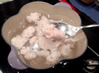 step2: 將高湯煮滾後,用湯匙一一挖出新鮮魚漿放入高湯裡,可做出個人喜歡的形狀大小。