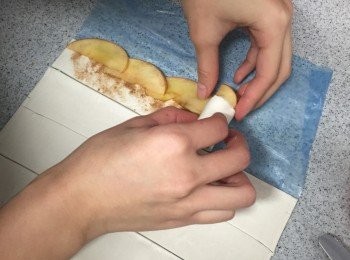 step4: 從一邊捲起成玫瑰形。