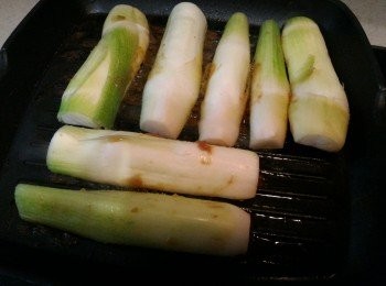 step6: 燒熱波浪紋鍋子，先煎有味噌醬的一面