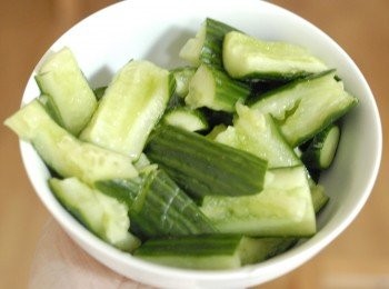 step2: 下兩茶匙鹽與青瓜拌勻，靜置10分鐘。青瓜會有水份流水，瀝乾水份