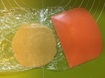 step7: 將菠蘿皮壓簿，至包面大。