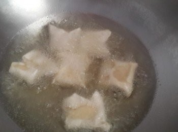 step4: 熱油後將包好的年糕放入炸至金黃酥脆即可喔