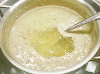 step13: 紅豆忌廉放涼至不燙手程度後, 加入蛋白拌勻