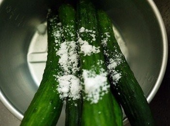 step2: 小黃瓜去蒂頭候用乾鹽刷淨外皮，然後清水沖洗