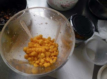 step3: 3/4的玉米粒打碎成泥