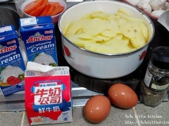 step1: 薯仔去片切成片，滾水加鹽煮5分鐘盛起備用。