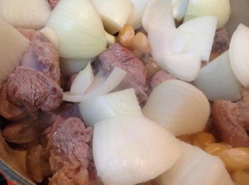 step1: 豬腿切小塊煎赤，爆香薑片、洋蔥
